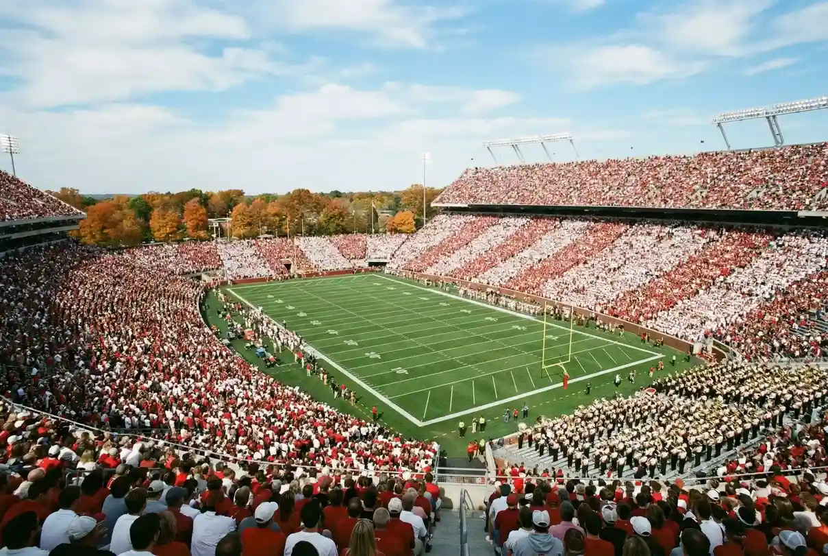 College Football Wetten — volles NCAA-Stadion mit Fans in Teamfarben bei einem Collegespiel