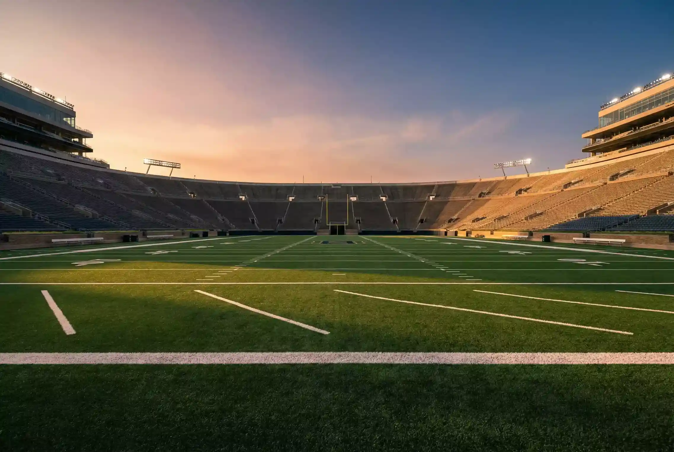 NFL Saison Struktur — leeres Football-Stadion bei Sonnenuntergang vor Saisonbeginn
