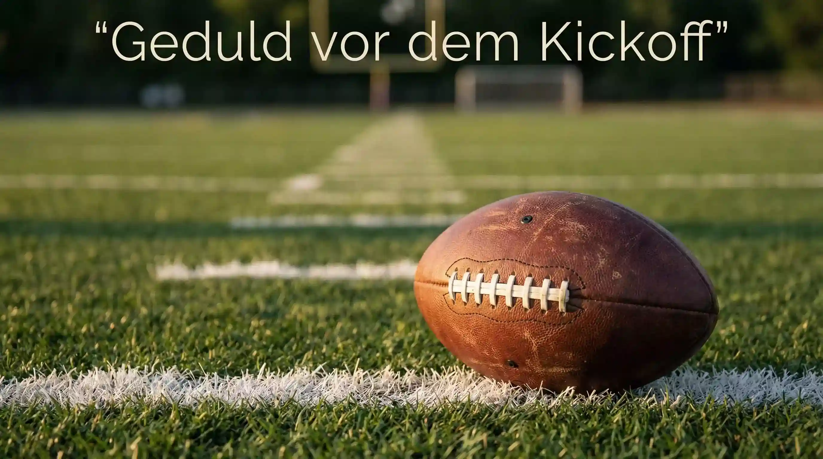 NFL Wetten Tipps — Nahaufnahme eines Footballs auf der Seitenlinie mit unscharfem Spielfeld im Hintergrund